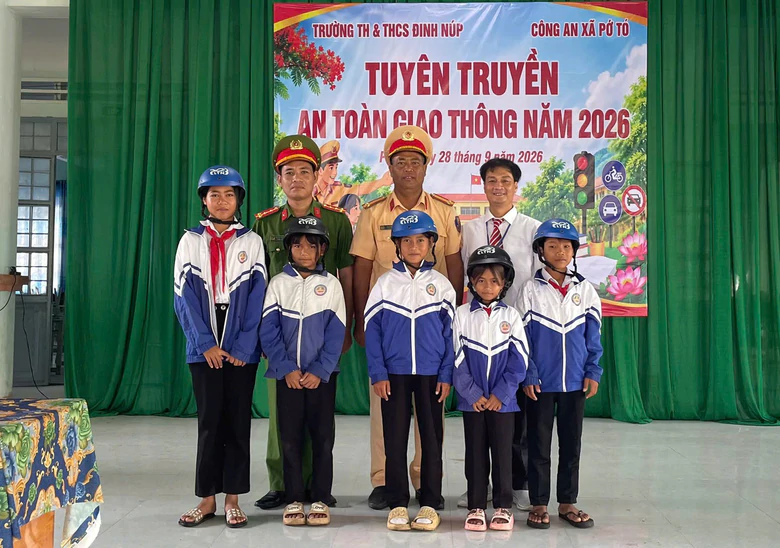 Gần 3.000 học sinh phía Tây Gia Lai được tuyên truyền giao thông đường bộ- Ảnh 1.
