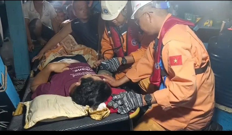 Hơn 20 giờ xuyên đêm cứu ngư dân bị nguy kịch trên vùng biển quần đảo Trường Sa - Ảnh 2.