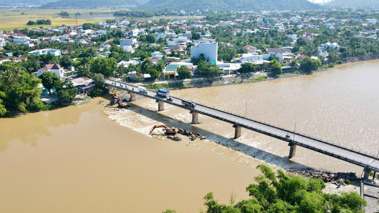 Cận cảnh tháo dỡ đập ngăn mặn cũ trên Sông Cái Nha Trang- Ảnh 1.