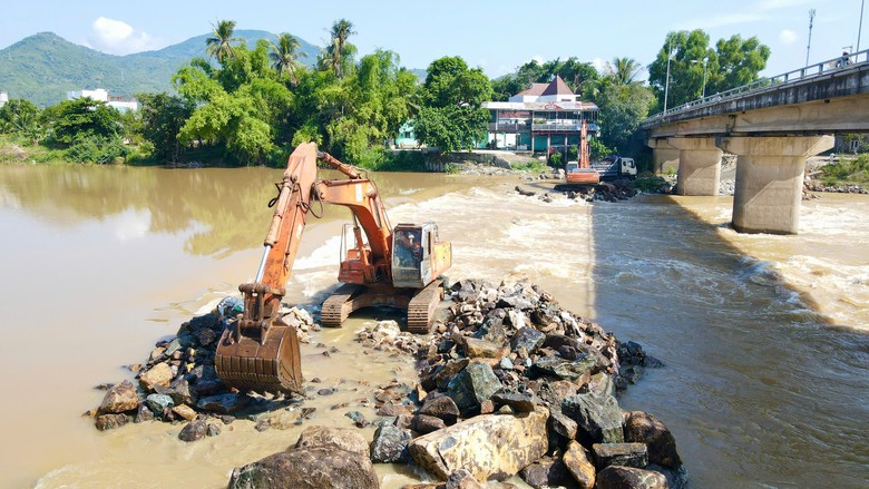 Cận cảnh tháo dỡ đập ngăn mặn cũ trên Sông Cái Nha Trang- Ảnh 2.