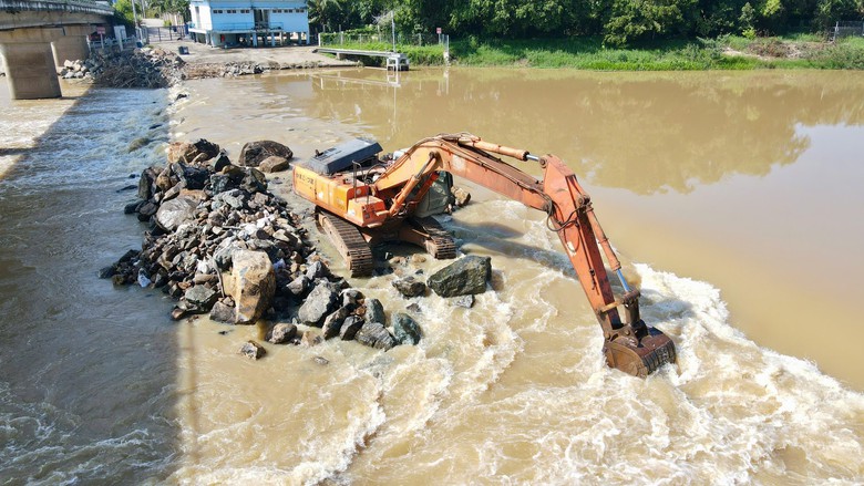Cận cảnh tháo dỡ đập ngăn mặn cũ trên Sông Cái Nha Trang- Ảnh 4.