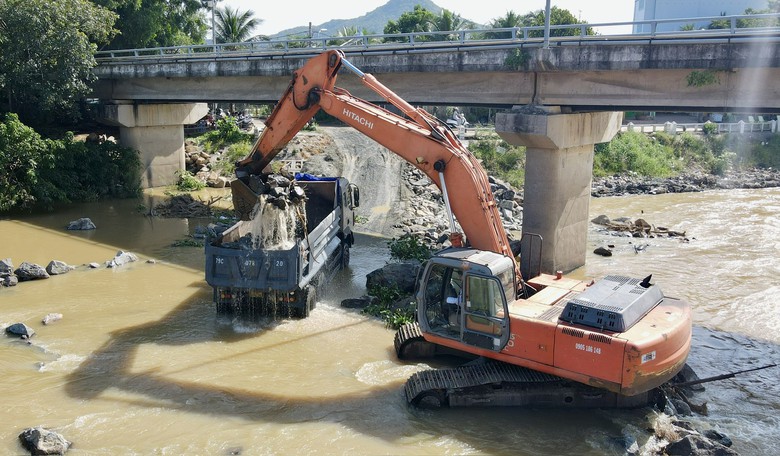 Cận cảnh tháo dỡ đập ngăn mặn cũ trên Sông Cái Nha Trang- Ảnh 5.