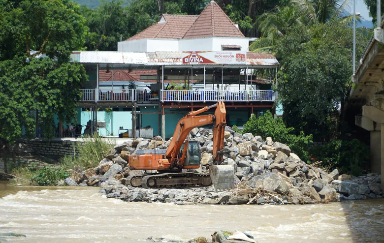 Cận cảnh tháo dỡ đập ngăn mặn cũ trên Sông Cái Nha Trang- Ảnh 6.