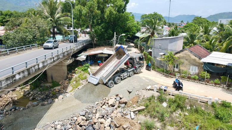 Cận cảnh tháo dỡ đập ngăn mặn cũ trên Sông Cái Nha Trang- Ảnh 7.
