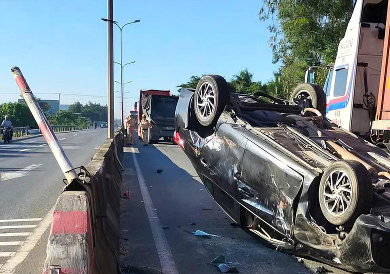 Ô tô con phơi bụng trên QL1A Đà Nẵng sau va chạm với xe đầu kéo- Ảnh 1.