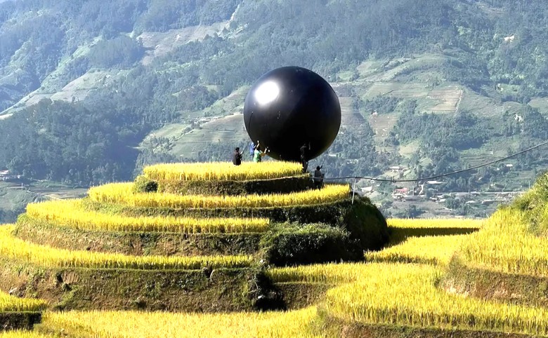 Địa phương thông tin việc đặt quả bóng màu đen giữa ruộng bậc thang Mù Cang Chải- Ảnh 1.
