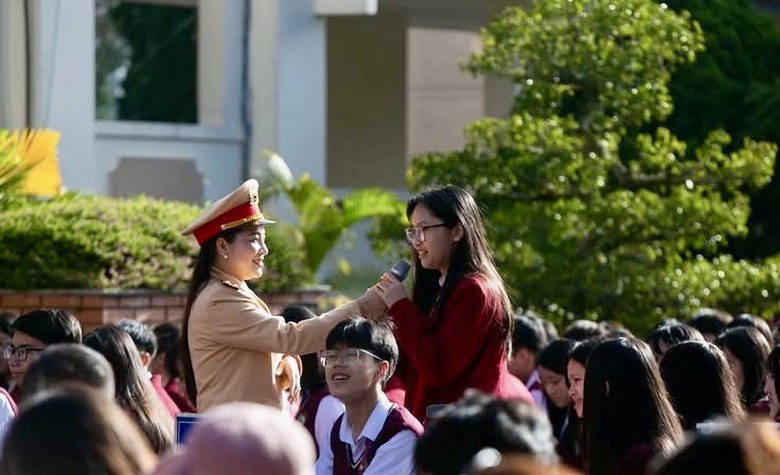 Lâm Đồng: Hơn 5.000 học sinh được tuyên truyền pháp luật, kỹ năng an toàn- Ảnh 2.