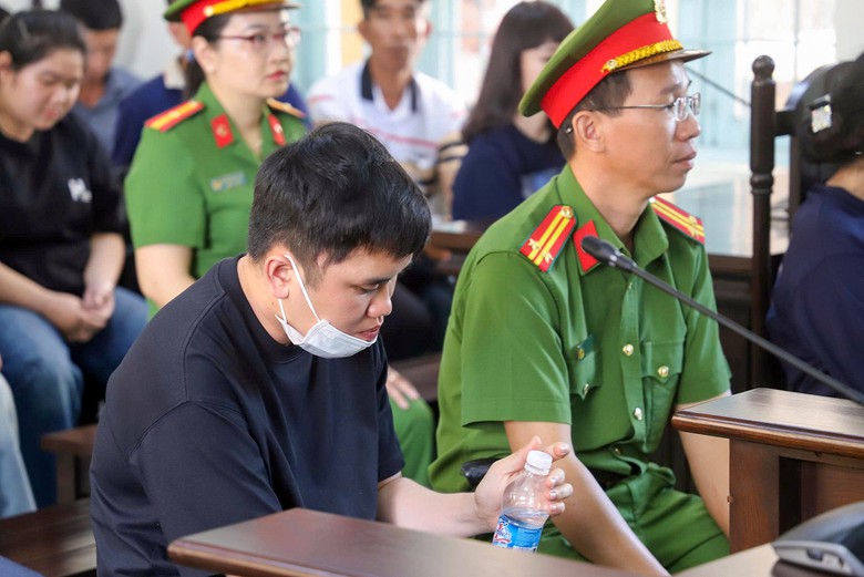 Tiếp tục hoãn phiên tòa vụ nữ sinh 14 tuổi ở Vĩnh Long tử vong do tai nạn giao thông- Ảnh 1.