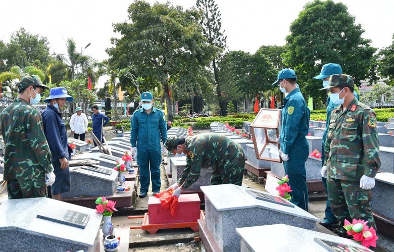 An Giang: Ph&aacute;t hiện đ&ocirc;i d&eacute;p trong mộ liệt sĩ ở Nghĩa trang H&ograve;n Đất  - Ảnh 1.
