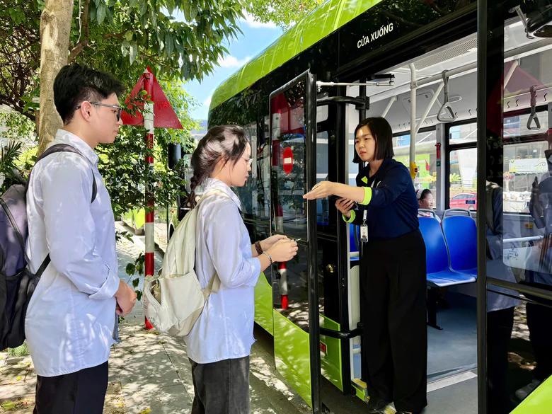 Quảng Ninh: Đưa v&agrave;o vận h&agrave;nh tuyến xe bu&yacute;t điện miễn ph&iacute; đưa đ&oacute;n học sinh năm học mới - Ảnh 1.