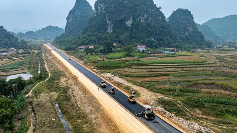 Xử nghi&ecirc;m c&aacute;c trường hợp tự &yacute; v&agrave;o c&ocirc;ng trường cao tốc Đồng Đăng - Tr&agrave; Lĩnh - Ảnh 1.