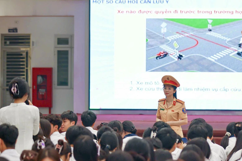 Hà Nội: CSGT tuyên truyền, xử lý học sinh "độ" xe máy điện và nhiều vi phạm từ ngày 4/9 - Ảnh 1.