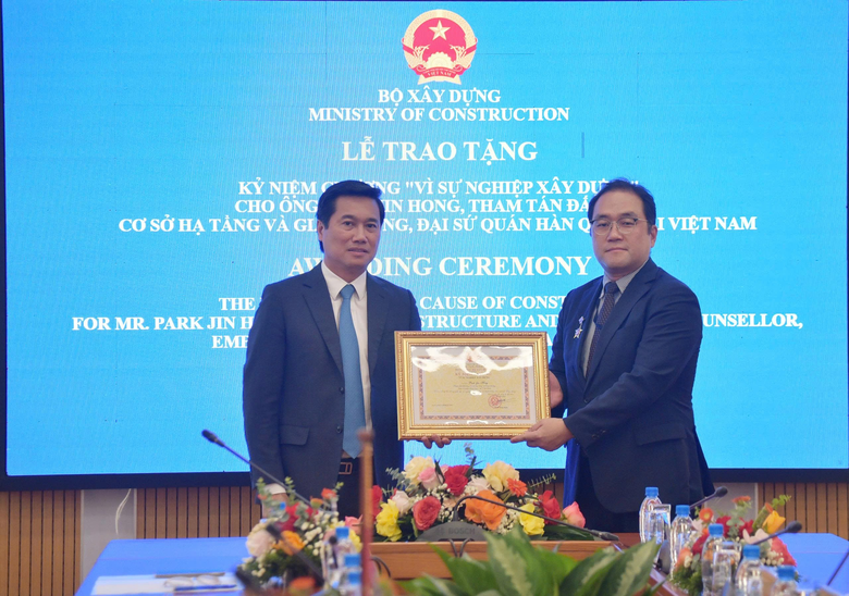 Bộ x&acirc;y dựng vinh danh &ocirc;ng Park Jin Hong với Kỷ niệm chương V&igrave; sự nghiệp x&acirc;y dựng - Ảnh 1.