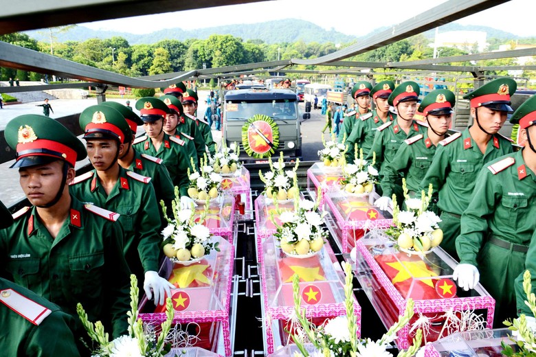 Xúc động lễ truy điệu và an táng 71 hài cốt liệt sĩ ở Lào Cai- Ảnh 10.