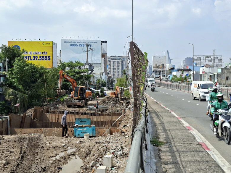 TP.HCM: Hai đường gom được kỳ vọng giảm ùn tắc khu vực cầu Kênh Tẻ hiện thi công ra sao?- Ảnh 10.