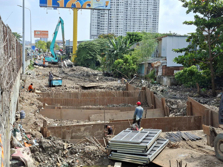 TP.HCM: Hai đường gom được kỳ vọng giảm ùn tắc khu vực cầu Kênh Tẻ hiện thi công ra sao?- Ảnh 9.