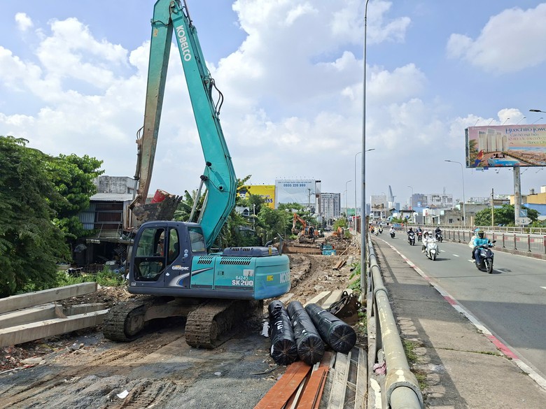 TP.HCM: Hai đường gom được kỳ vọng giảm ùn tắc khu vực cầu Kênh Tẻ hiện thi công ra sao?- Ảnh 5.