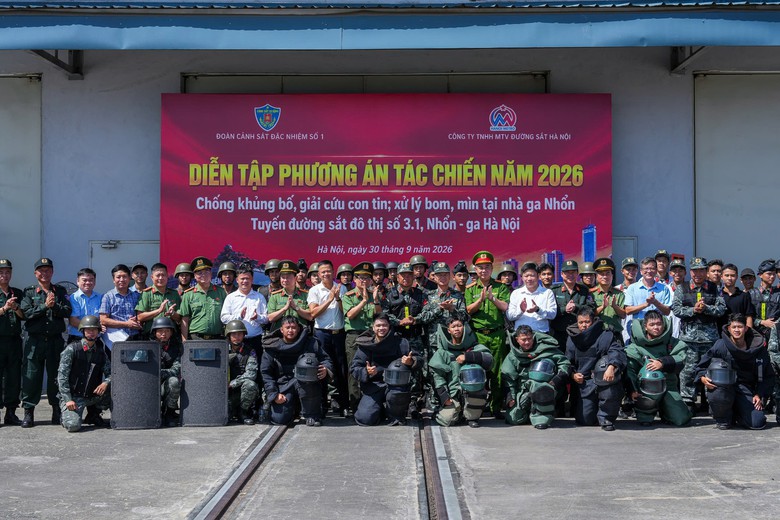 Diễn tập chống khủng bố, giải cứu con tin trên tuyến metro Nhổn - ga Hà Nội- Ảnh 1.