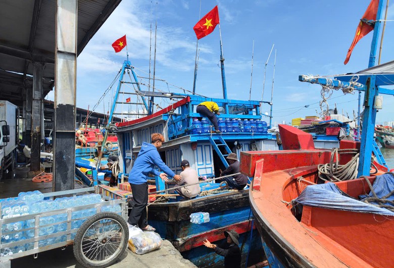 Khánh Hòa cảnh báo nguy cơ cháy tàu cá khi neo đậu tại cảng- Ảnh 2.