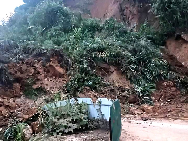 Sạt lở hơn 10.000m³ đất đá gây tắc quốc lộ 279 qua Lào Cai- Ảnh 1.
