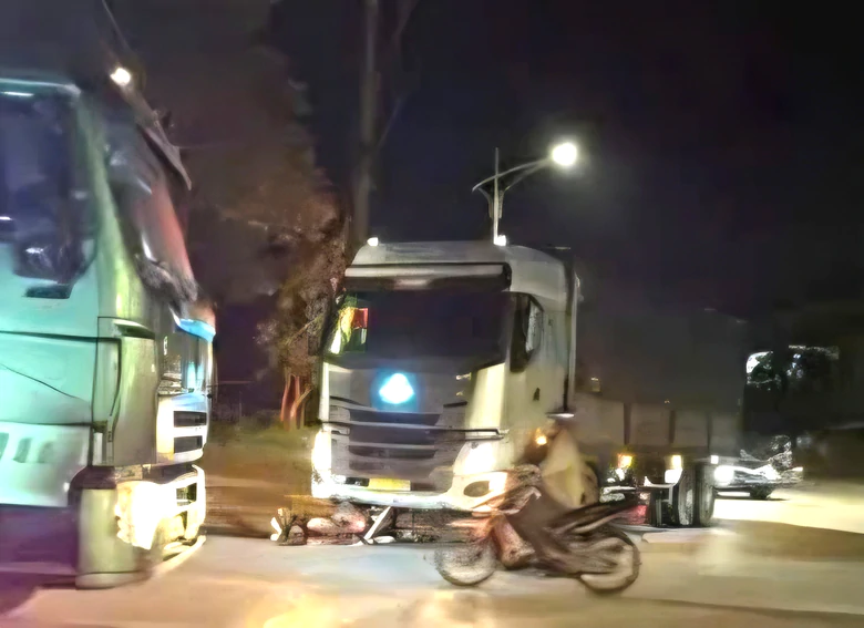 Hai người bị thương sau va chạm giữa ô tô tải và xe máy tại Hưng Yên- Ảnh 1.