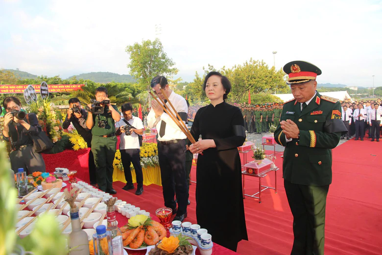 Xúc động lễ truy điệu và an táng 71 hài cốt liệt sĩ ở Lào Cai- Ảnh 1.