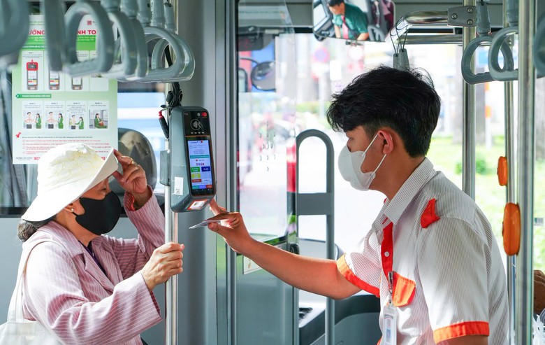 TP.HCM: Hành khách đi xe buýt miễn phí phải xác thực lượt sử dụng từ 1/10- Ảnh 1.