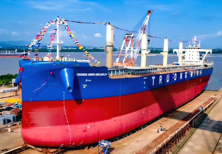 Ninh Bình: Hạn chế giao thông trên sông Hoàng Long để hạ thủy hai tàu vận tải- Ảnh 1.