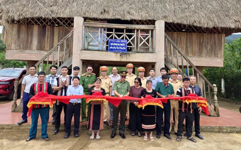 Bàn giao công trình "Ánh sáng xanh vùng cao" bảo đảm ATGT cho đồng bào vùng cao Quảng Ngãi- Ảnh 1.
