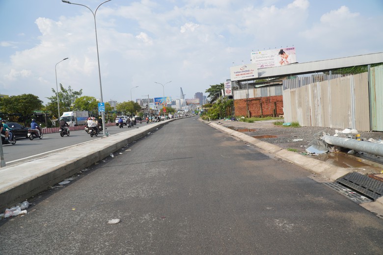 TP.HCM: Hai đường gom được kỳ vọng giảm ùn tắc khu vực cầu Kênh Tẻ hiện thi công ra sao?- Ảnh 3.