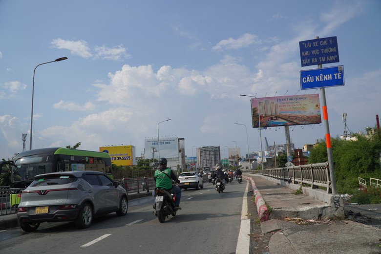 TP.HCM: Hai đường gom được kỳ vọng giảm ùn tắc khu vực cầu Kênh Tẻ hiện thi công ra sao?- Ảnh 13.