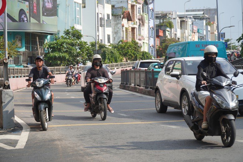 TP.HCM: Hai đường gom được kỳ vọng giảm ùn tắc khu vực cầu Kênh Tẻ hiện thi công ra sao?- Ảnh 11.