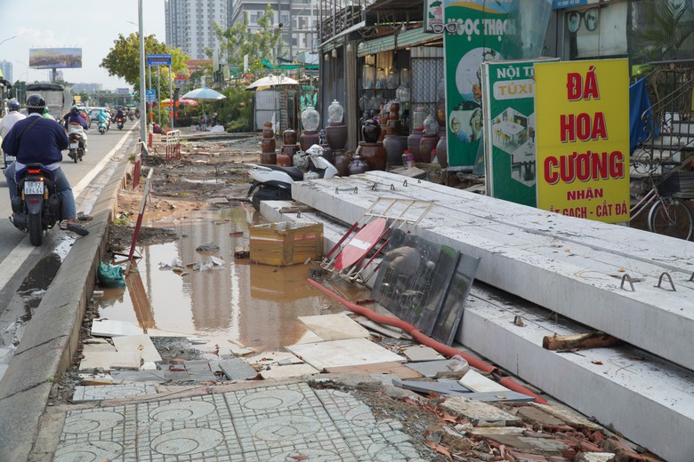 TP.HCM: Hai đường gom được kỳ vọng giảm ùn tắc khu vực cầu Kênh Tẻ hiện thi công ra sao?- Ảnh 7.