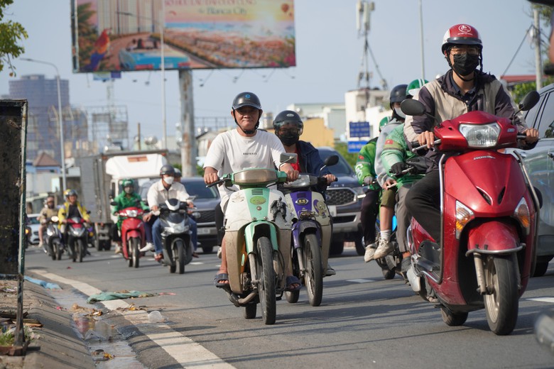 TP.HCM: Hai đường gom được kỳ vọng giảm ùn tắc khu vực cầu Kênh Tẻ hiện thi công ra sao?- Ảnh 12.