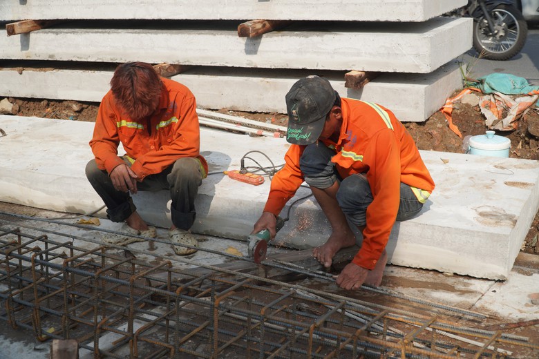 TP.HCM: Hai đường gom được kỳ vọng giảm ùn tắc khu vực cầu Kênh Tẻ hiện thi công ra sao?- Ảnh 2.