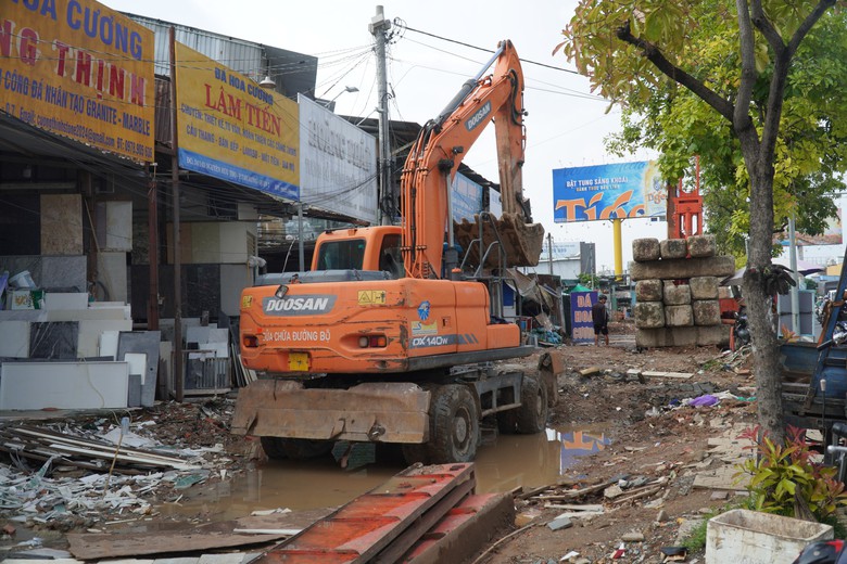 TP.HCM: Hai đường gom được kỳ vọng giảm ùn tắc khu vực cầu Kênh Tẻ hiện thi công ra sao?- Ảnh 1.