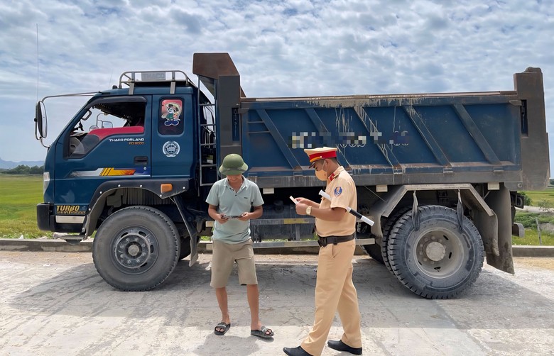 Ninh Bình: Tai nạn giao thông giảm cả 3 tiêu chí, tăng giải pháp bảo đảm an toàn- Ảnh 4.