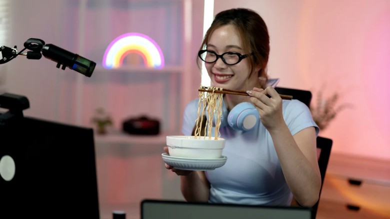 YouTube siết những màn ăn uống quá mức, nhà sáng tạo còn gì để câu view? - Ảnh 1.