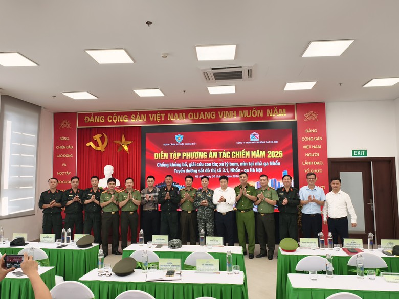 Diễn tập chống khủng bố, giải cứu con tin trên tuyến metro Nhổn - ga Hà Nội- Ảnh 4.