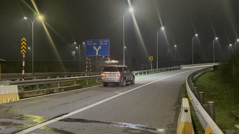 Dòng xe đầu tiên thông tuyến cao tốc Bến Lức - Long Thành từ miền Tây đến miền Đông- Ảnh 13.