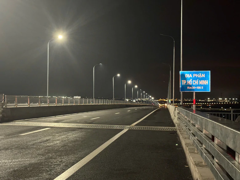 Dòng xe đầu tiên thông tuyến cao tốc Bến Lức - Long Thành từ miền Tây đến miền Đông- Ảnh 8.