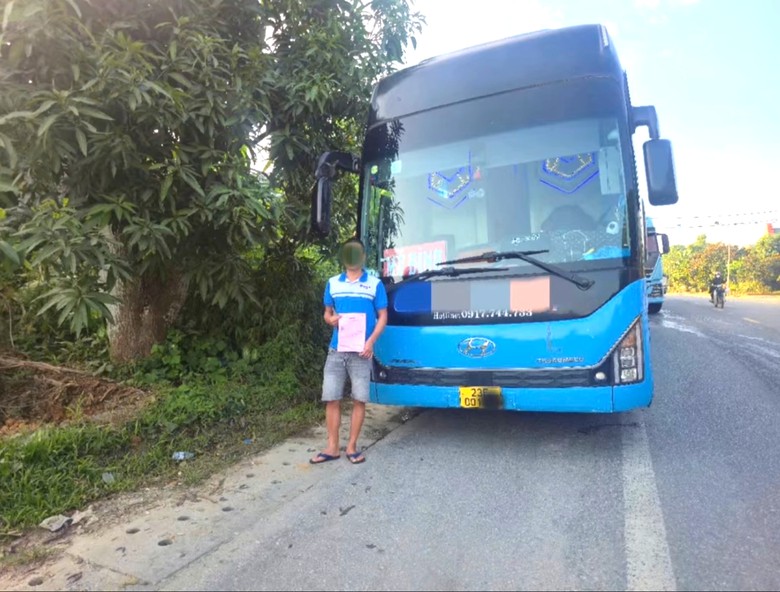 Tuyên Quang xử lý tài xế xe khách vượt ẩu trên Quốc lộ 2- Ảnh 1.