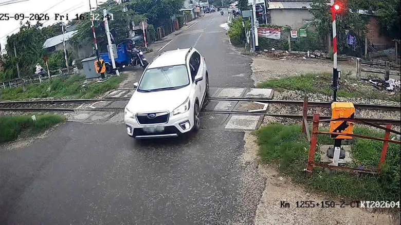 Khánh Hòa: Vượt đường ngang khi đèn đỏ bị camera ghi lại, tài xế ô tô lĩnh phạt- Ảnh 1.