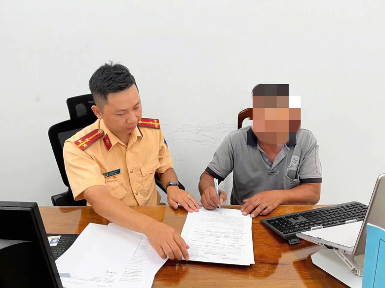 Khánh Hòa: Vượt đường ngang khi đèn đỏ bị camera ghi lại, tài xế ô tô lĩnh phạt- Ảnh 2.