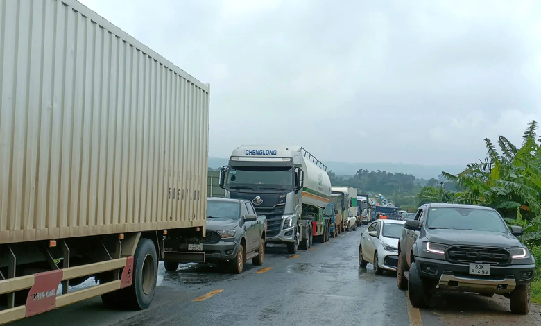 Hai ô tô tông nhau trên đường Hồ Chí Minh, một người bị thương giao thông ùn ứ- Ảnh 2.