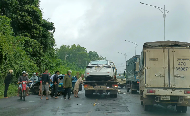 Hai ô tô tông nhau trên đường Hồ Chí Minh, một người bị thương giao thông ùn ứ- Ảnh 1.