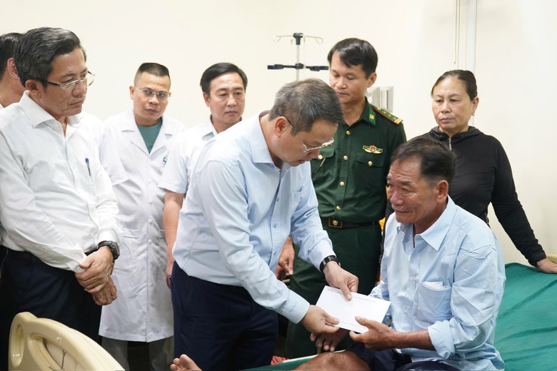 Đ&agrave; Nẵng: 3 trong số 32 ngư d&acirc;n được cứu sau vụ ch&igrave;m t&agrave;u tiếp tục điều trị tại bệnh viện- Ảnh 1.