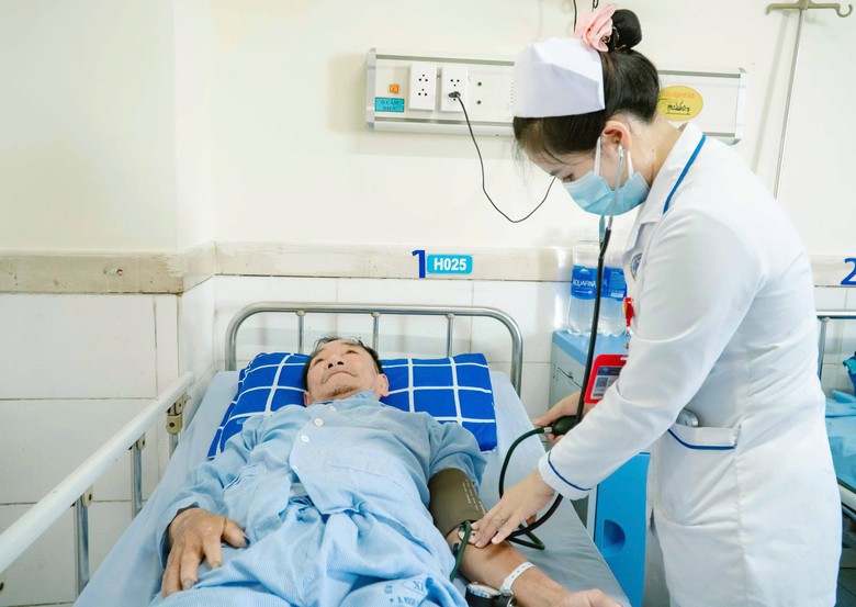 Đ&agrave; Nẵng: 3 trong số 32 ngư d&acirc;n được cứu sau vụ ch&igrave;m t&agrave;u tiếp tục điều trị tại bệnh viện- Ảnh 2.