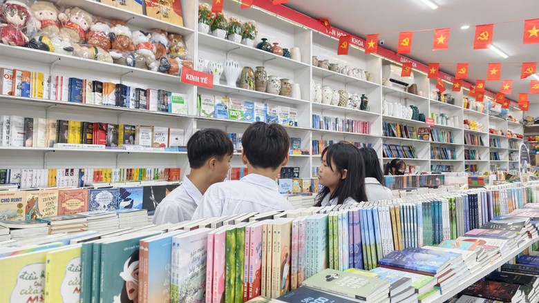 Gia Lai: Phụ huynh chật vật t&igrave;m s&aacute;ch gi&aacute;o khoa khi năm học mới cận kề- Ảnh 3.