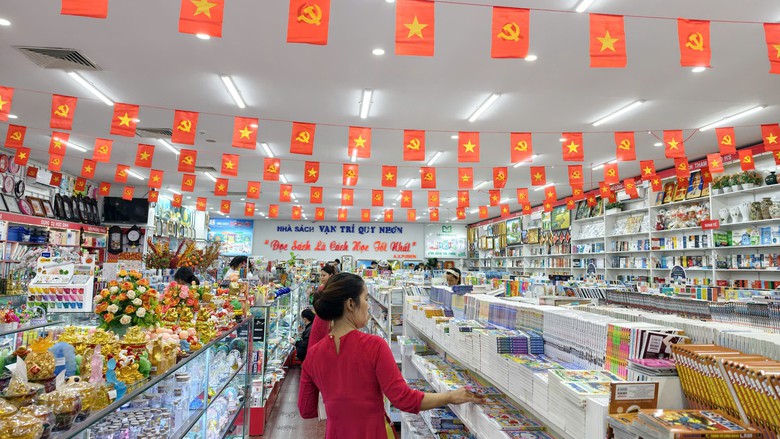 Gia Lai: Phụ huynh chật vật t&igrave;m s&aacute;ch gi&aacute;o khoa khi năm học mới cận kề- Ảnh 2.